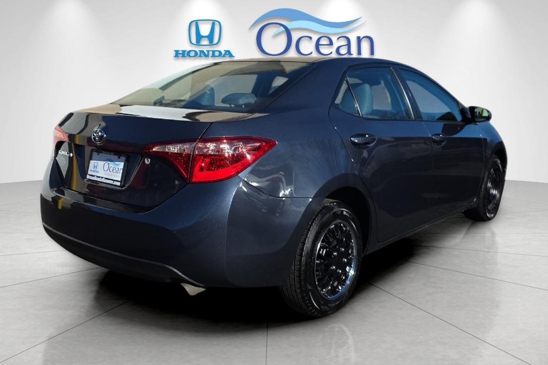 2017 Toyota Corolla LE photo 3