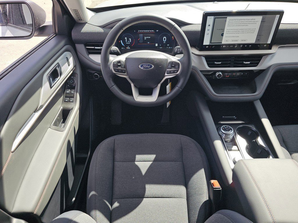 2025 Ford Explorer photo 3