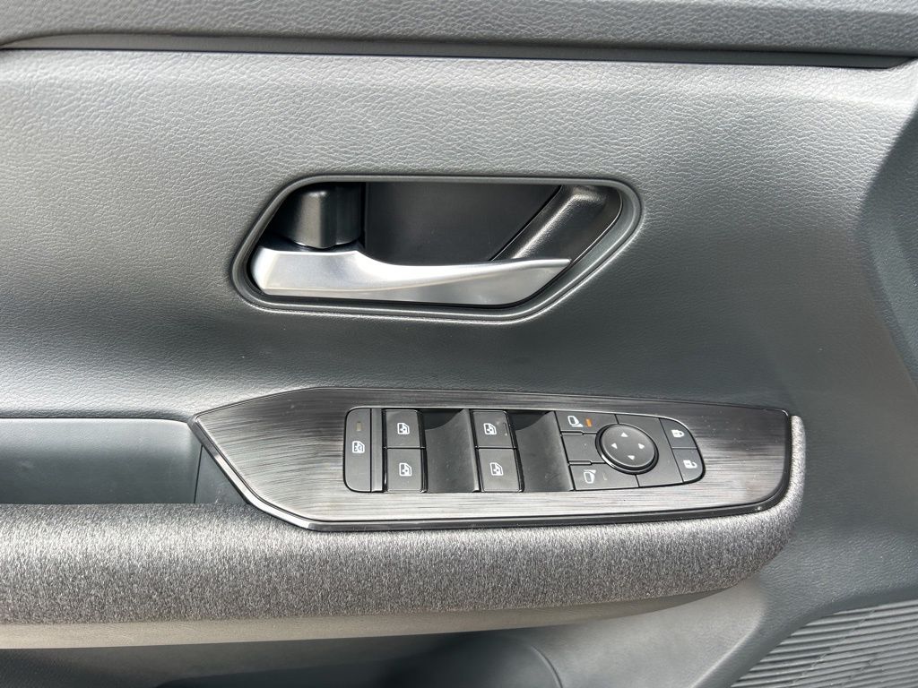 2025 Nissan Kicks SV photo 10