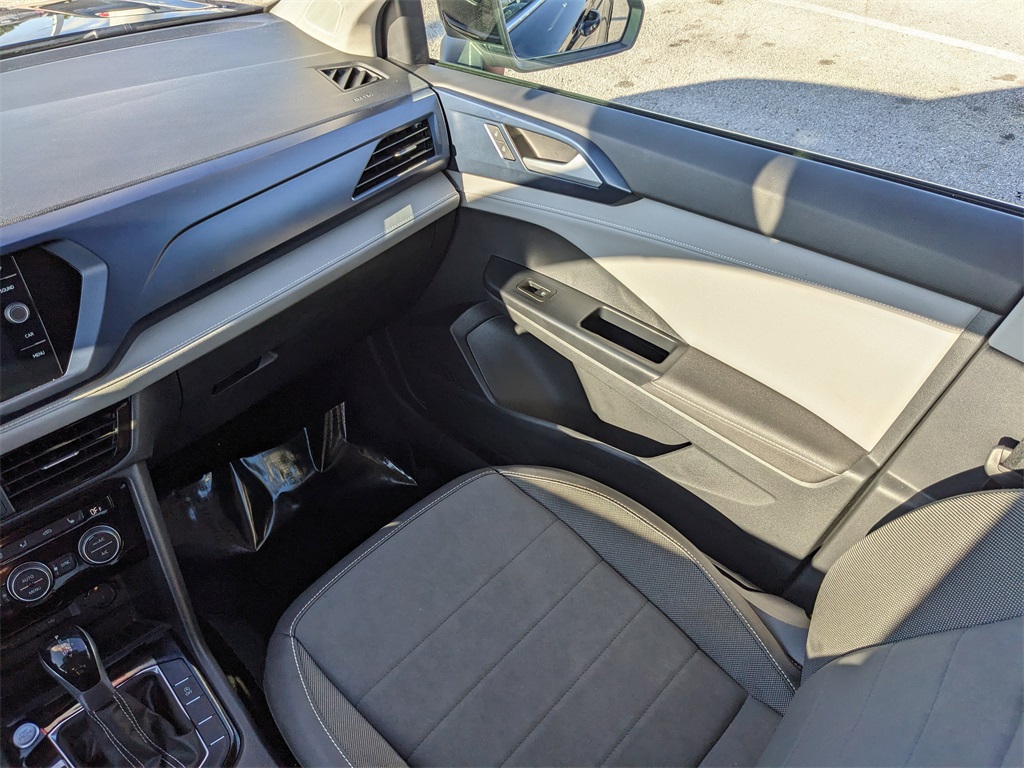 2024 Volkswagen Taos SE photo 17