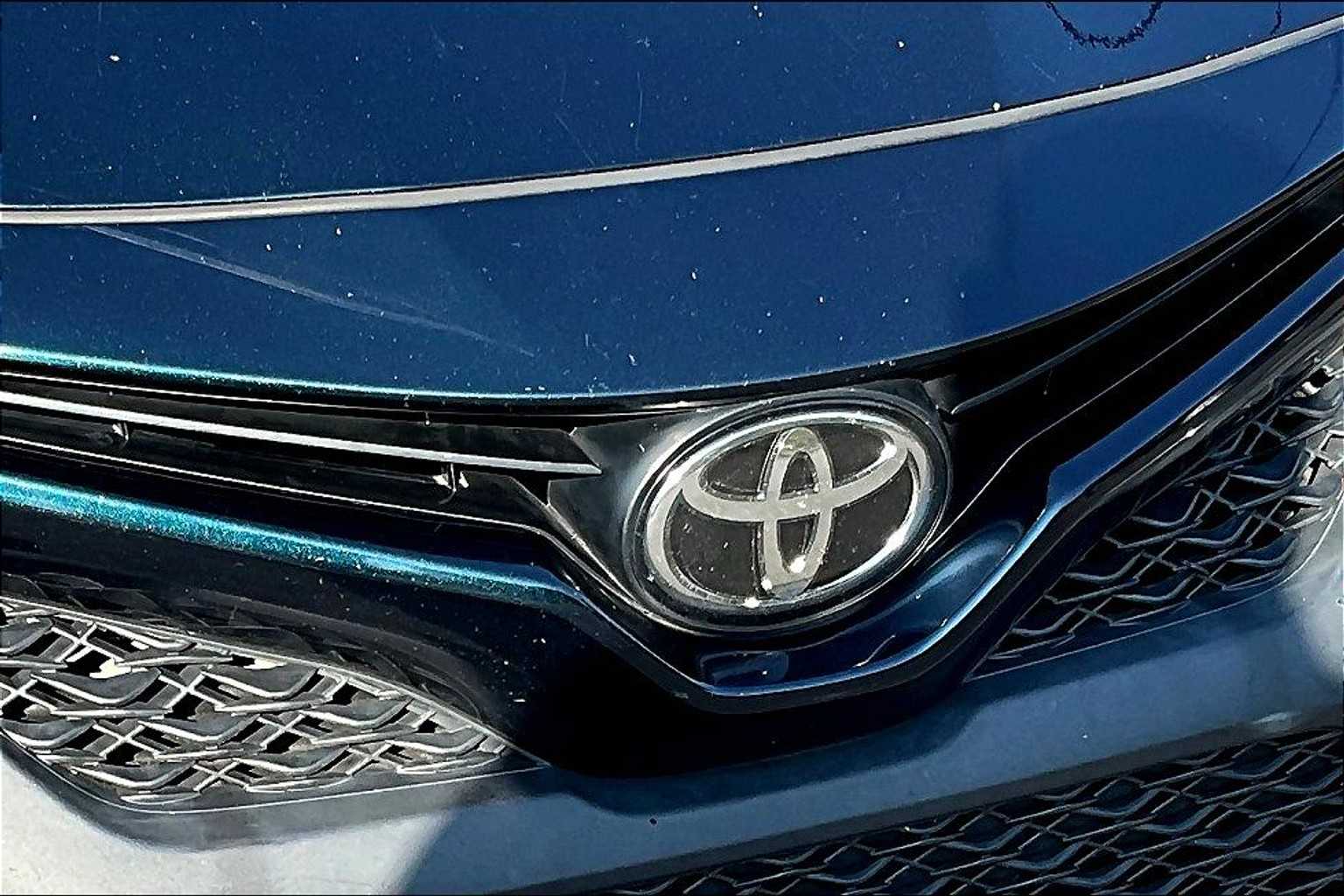 2019 Toyota Camry SE photo 27