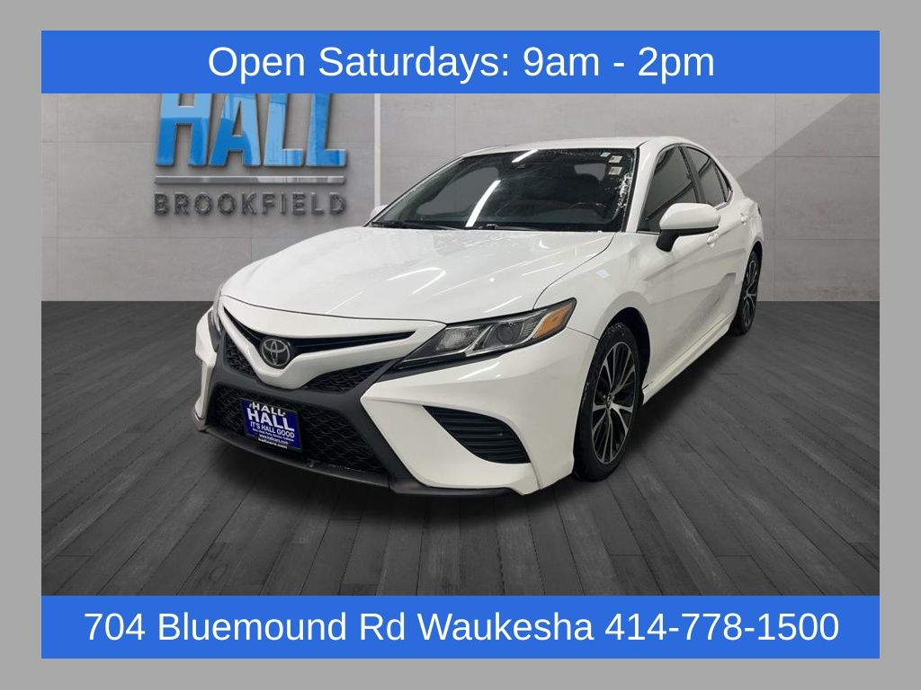 2019 Toyota Camry SE's photo