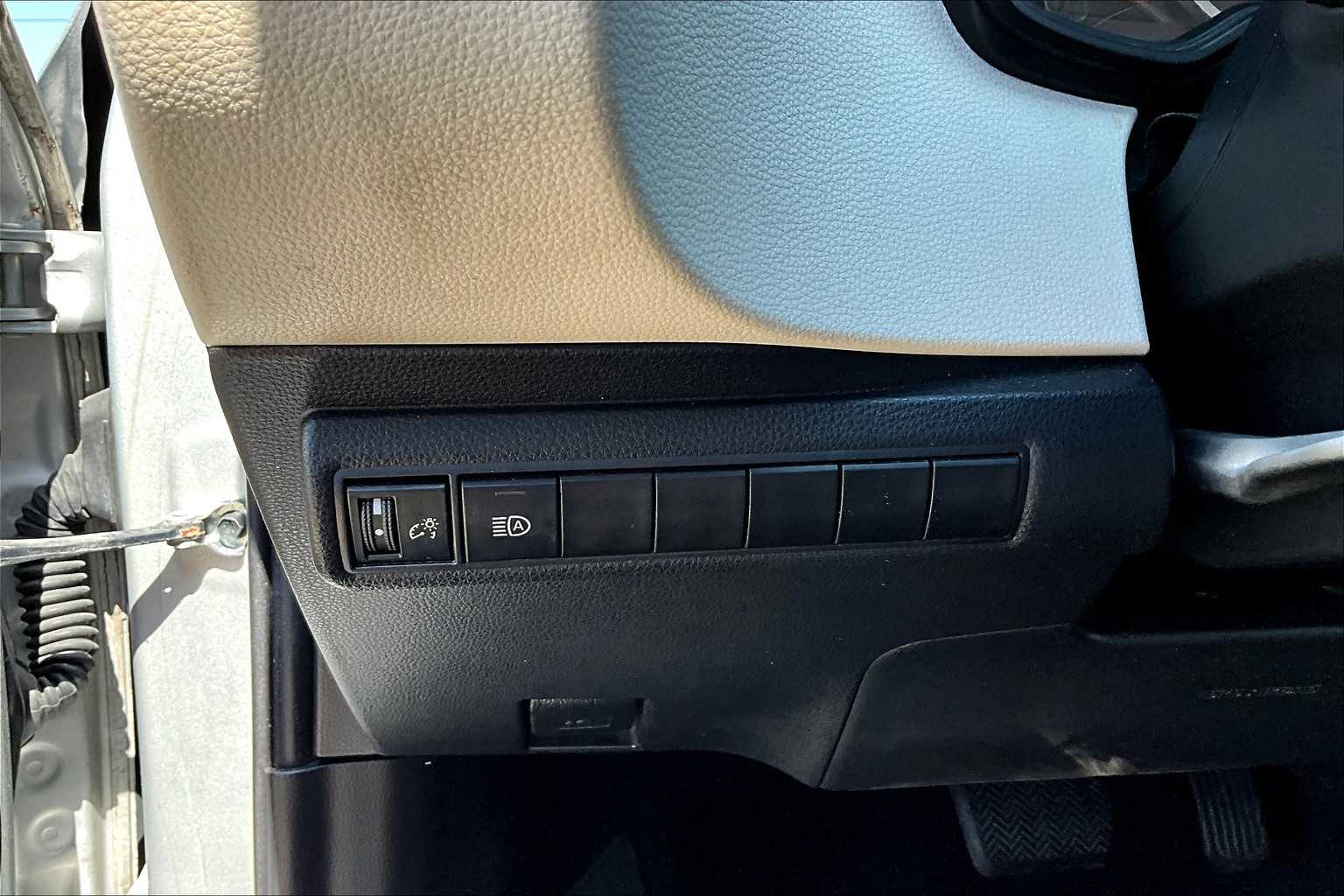 2020 Toyota Corolla LE photo 32