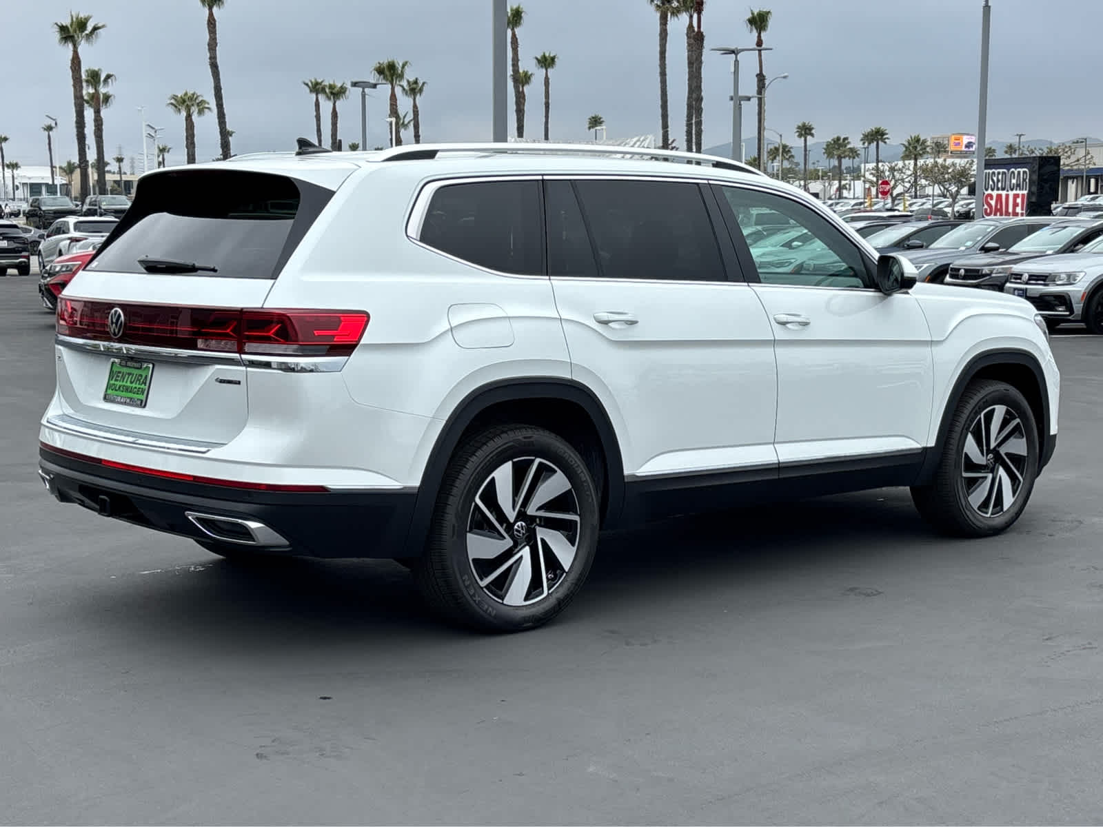 2025 Volkswagen Atlas SEL photo 3