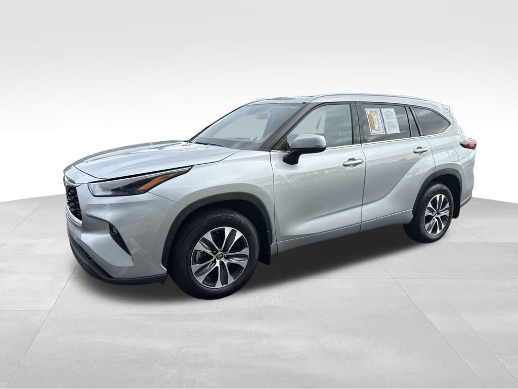 2022 Toyota Highlander XLE photo 2