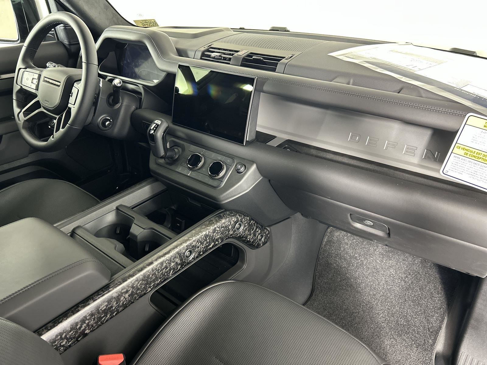 2025 Land Rover Defender 110 photo 31