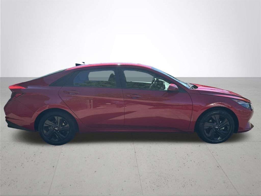 2023 Hyundai Elantra SEL photo 6