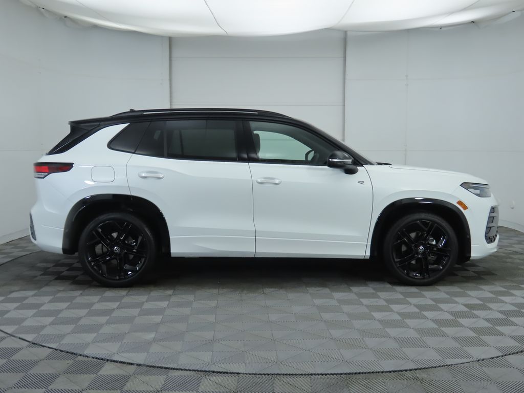 2026 Volkswagen Tiguan SE R-Line Black photo 2