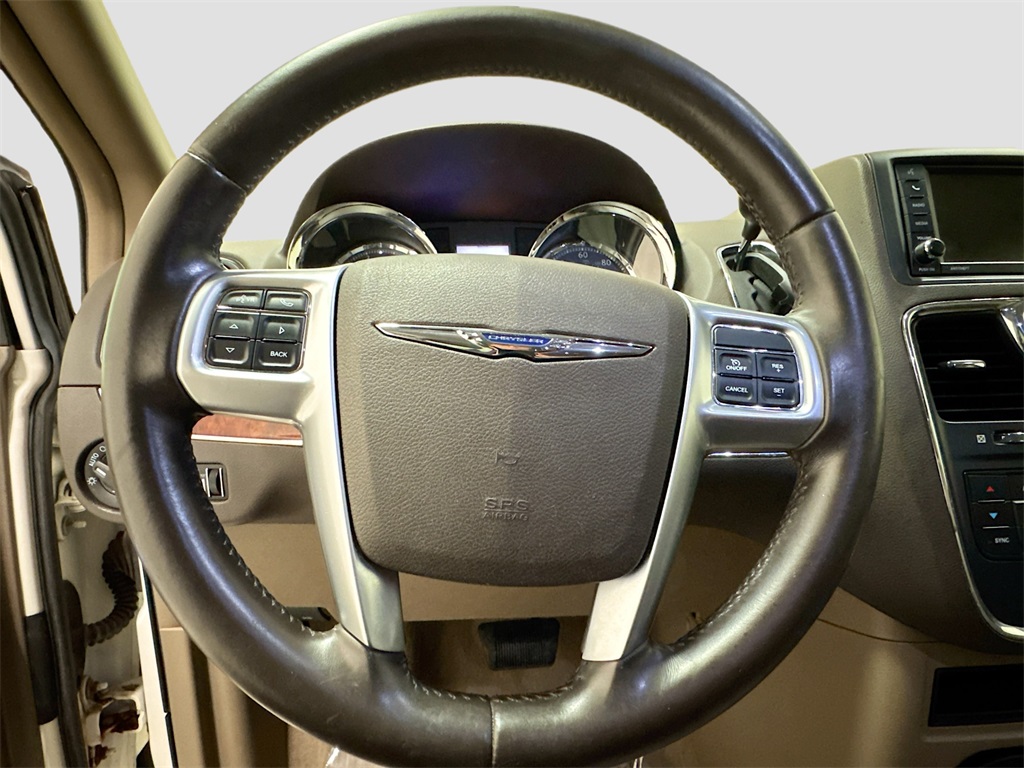 2013 Chrysler Town & Country Touring photo 28