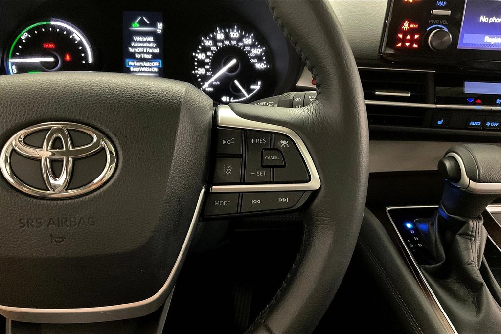 2022 Toyota Sienna XLE photo 17
