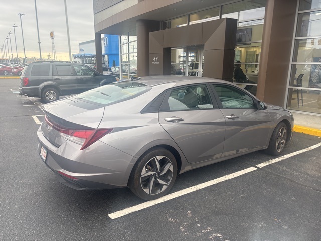 2023 Hyundai Elantra SEL photo 4