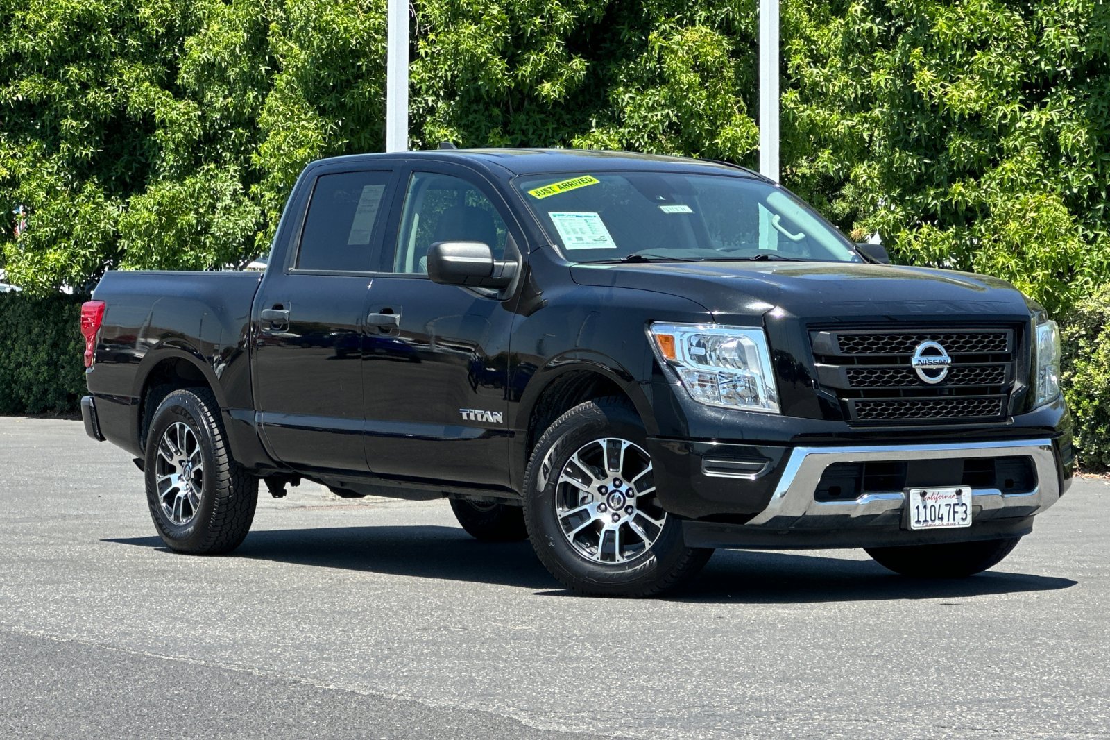 2022 Nissan Titan SV photo 2