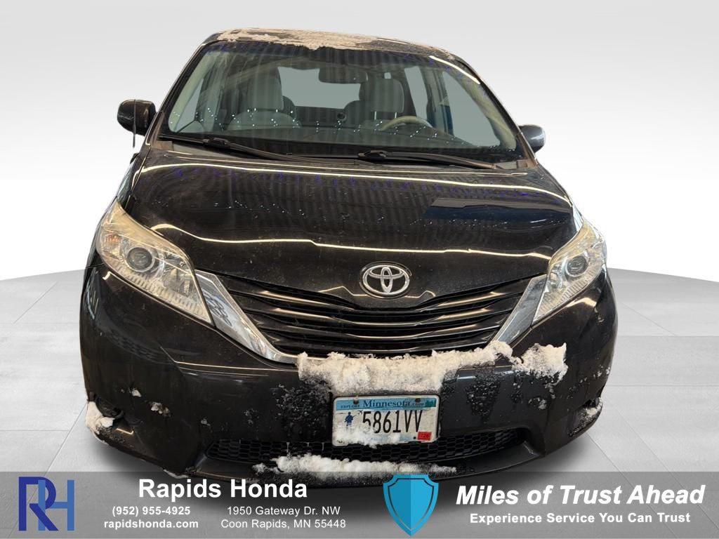 2014 Toyota Sienna LE's photo