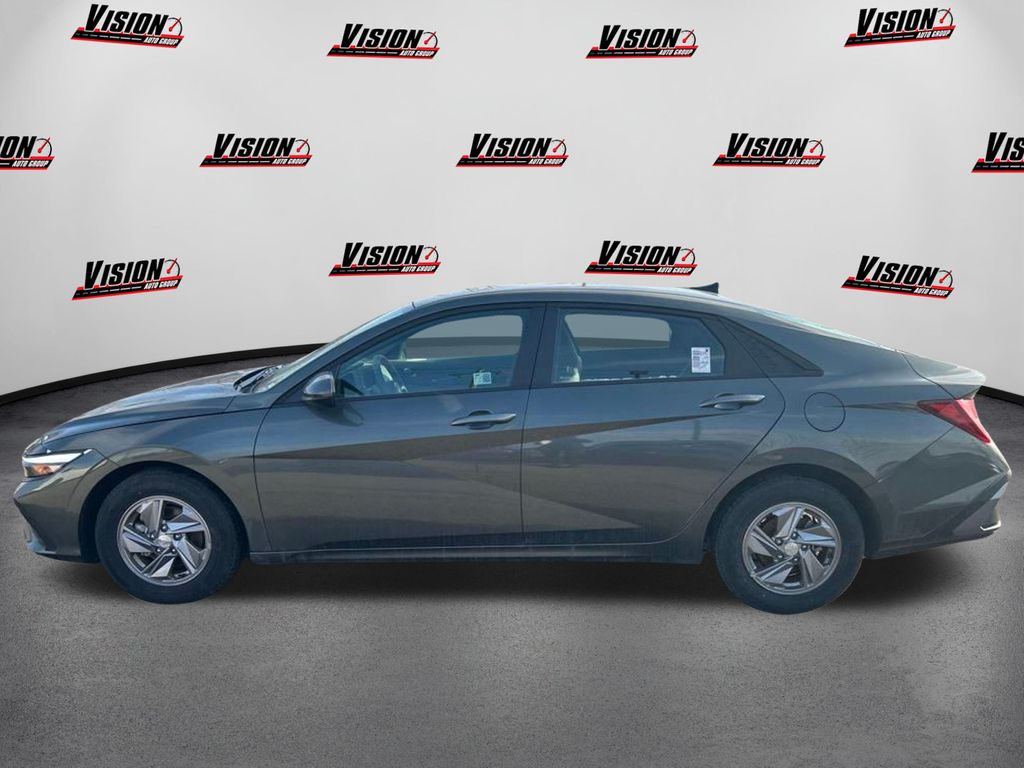 2024 Hyundai Elantra SE photo 8