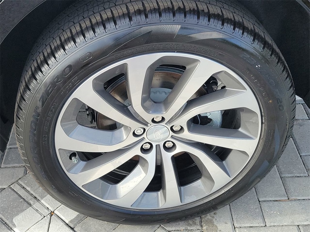 2025 Land Rover Discovery Sport SE photo 14