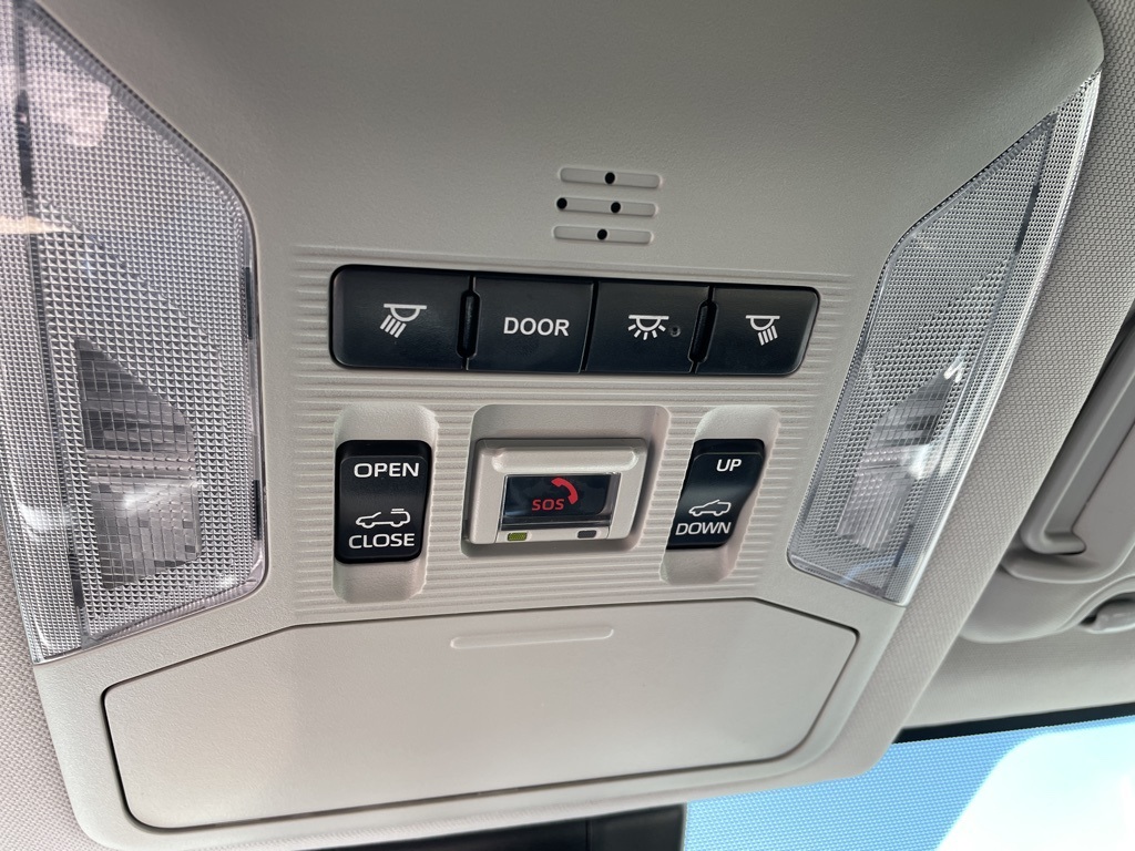 2021 Toyota RAV4 Hybrid XLE photo 11