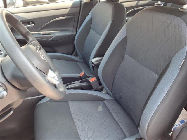 2023 Nissan Versa SV photo 3