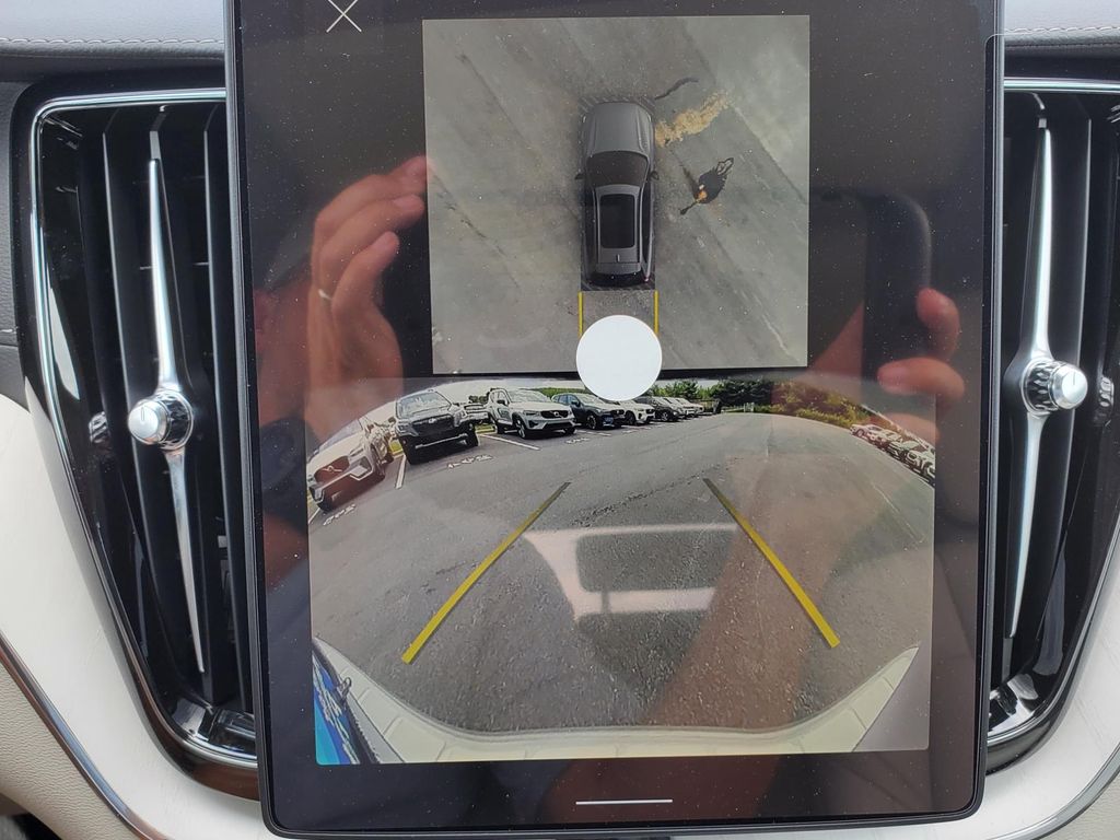 2026 Volvo XC60 B5 photo 12