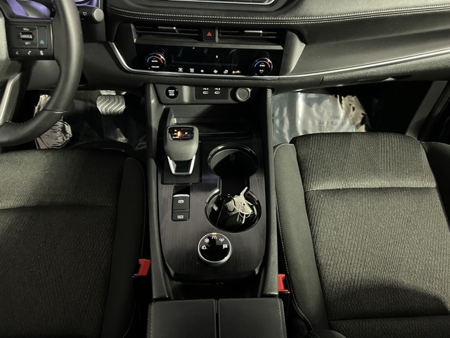 2025 Nissan Rogue SV photo 13