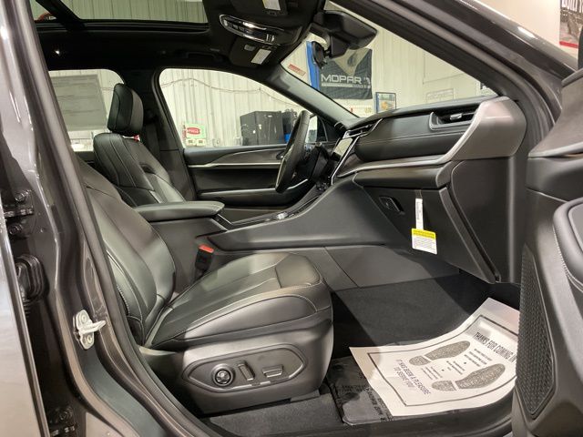 2025 Jeep Grand Cherokee Limited photo 38