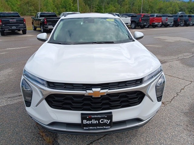 2026 Chevrolet Trax LT photo 2