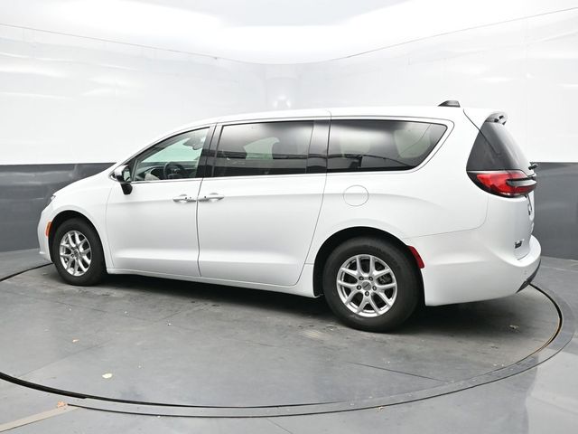 2022 Chrysler Voyager LX photo 2