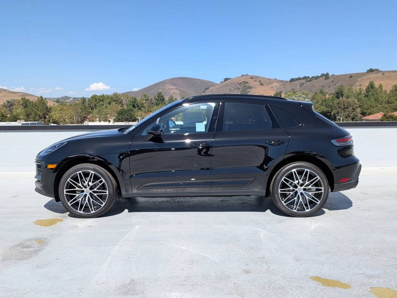 2025 Porsche Macan T photo 2