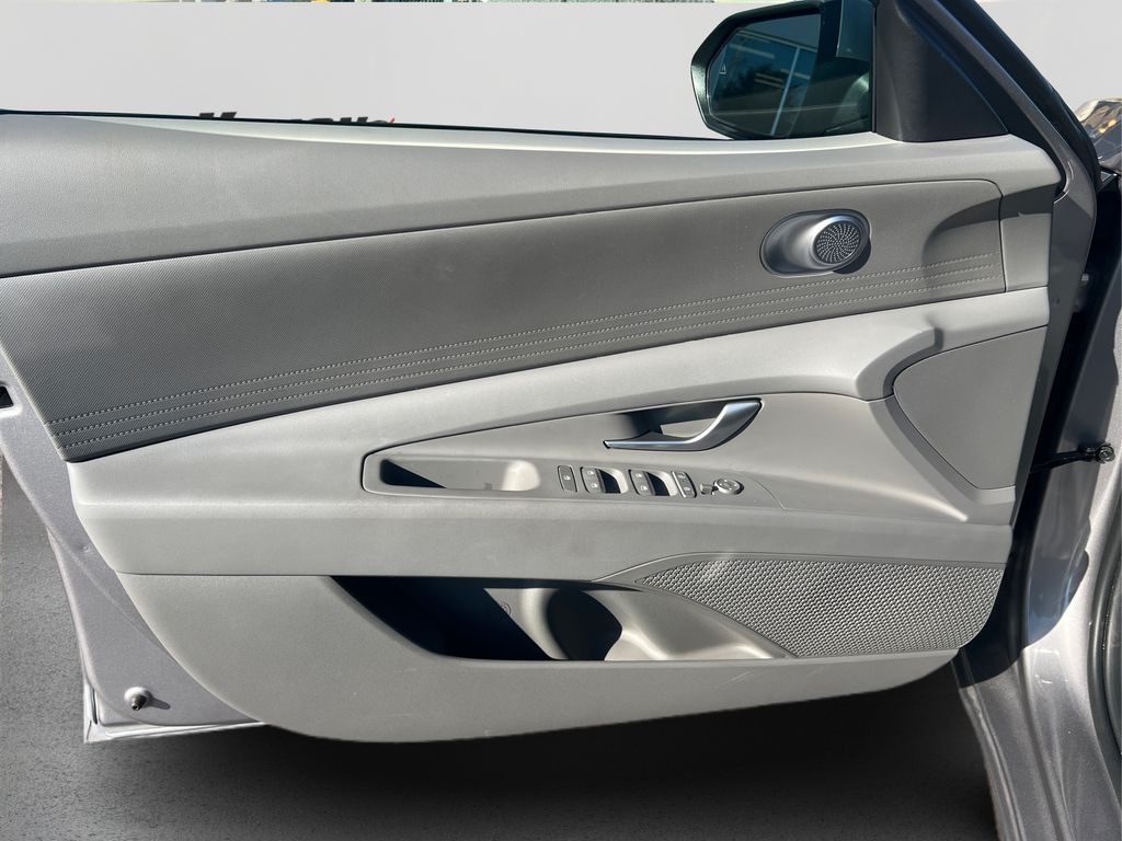 2025 Hyundai Elantra SE photo 15