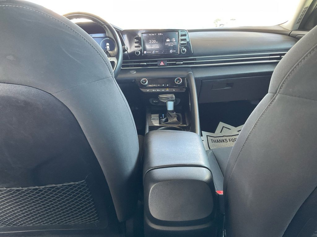2022 Hyundai Elantra SEL photo 26