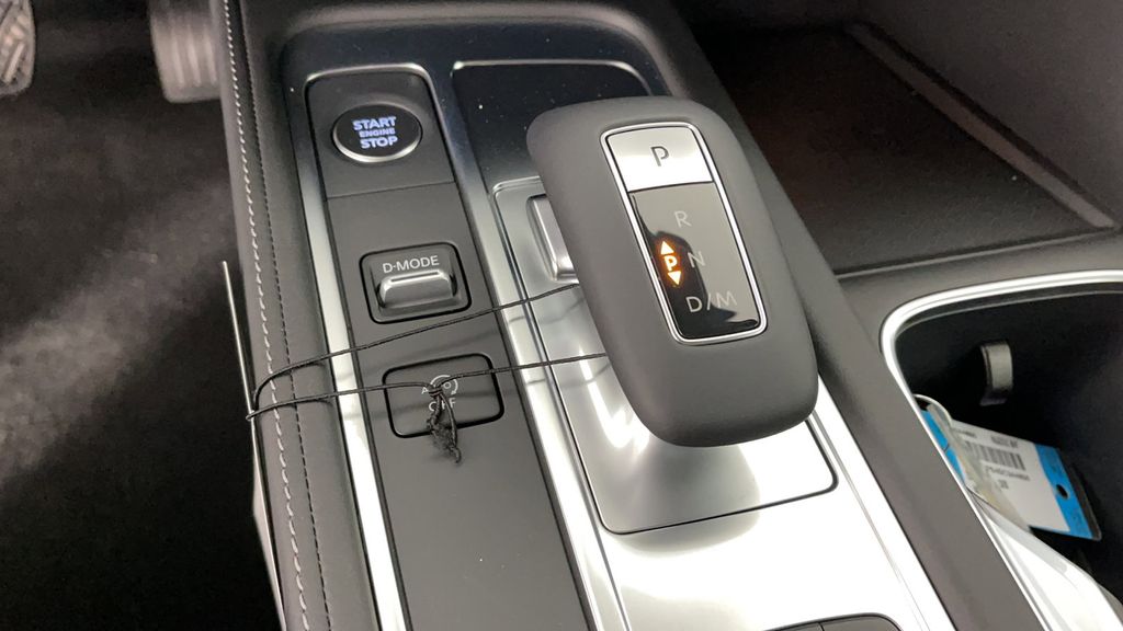 New 2025 White INFINITI LUXE image 18