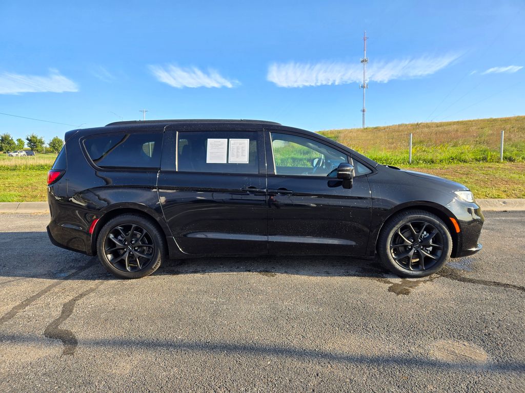 2025 Chrysler Pacifica Limited photo 2