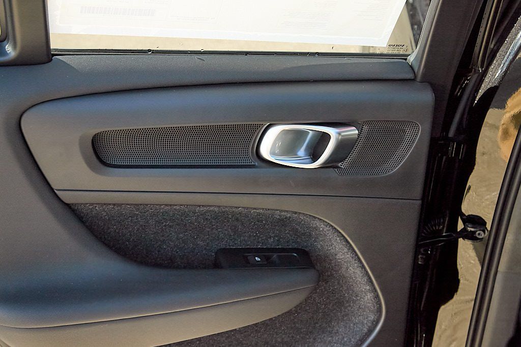 2026 VOLVO XC40 - Image 18