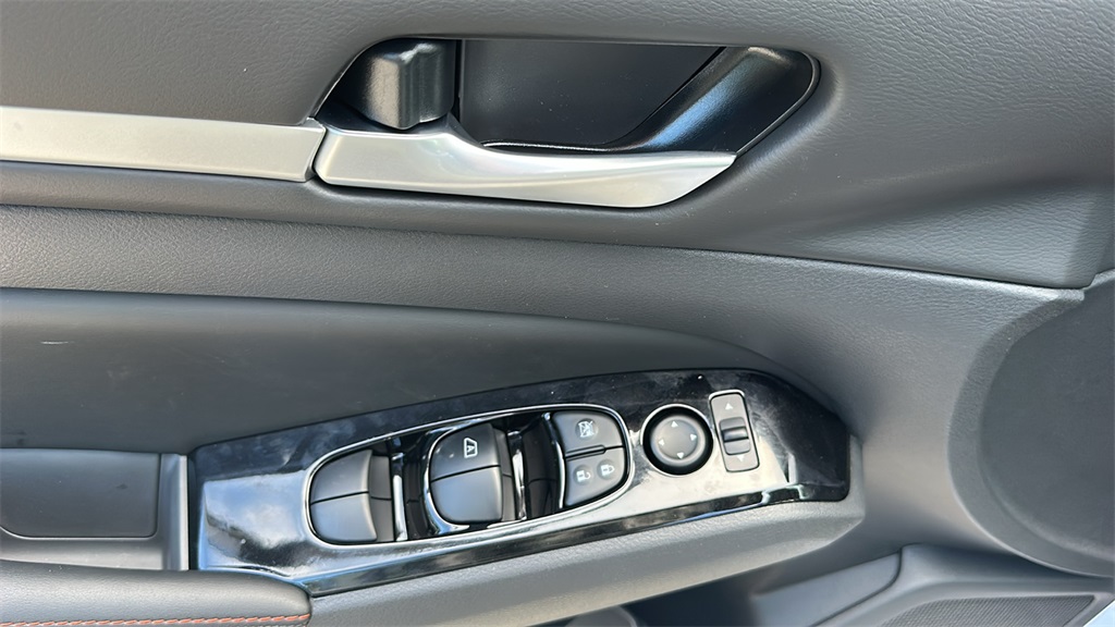 2025 Nissan Altima SR photo 14