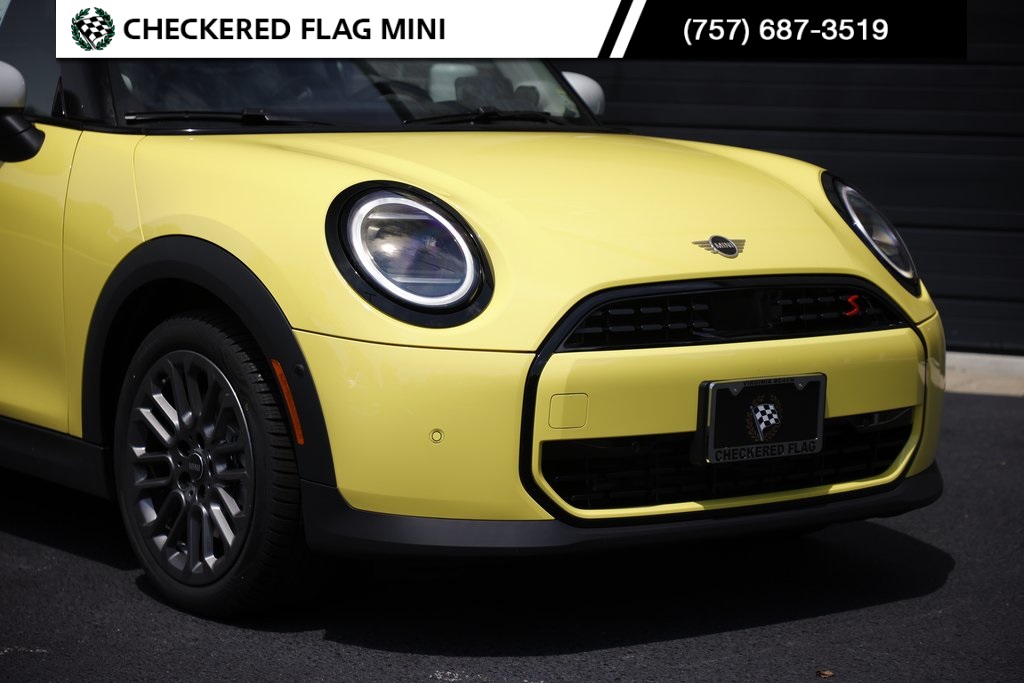 2025 Mini Cooper 2 Door Hardtop Signature photo 2