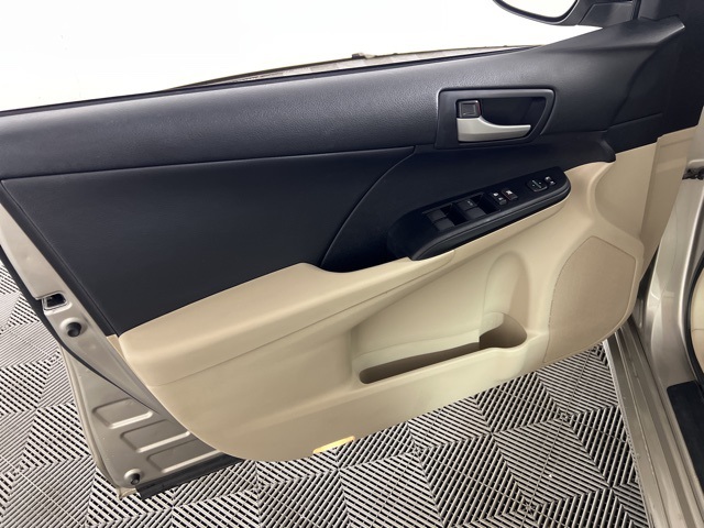 2014 Toyota Camry SE photo 8