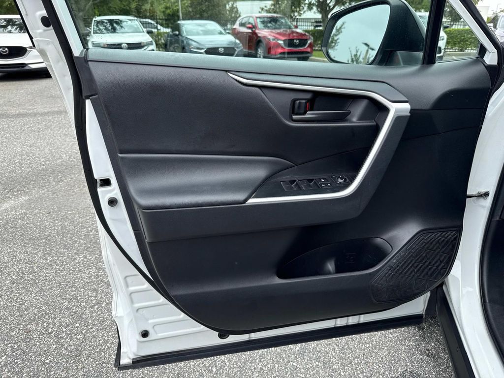 2022 Toyota RAV4 LE photo 17