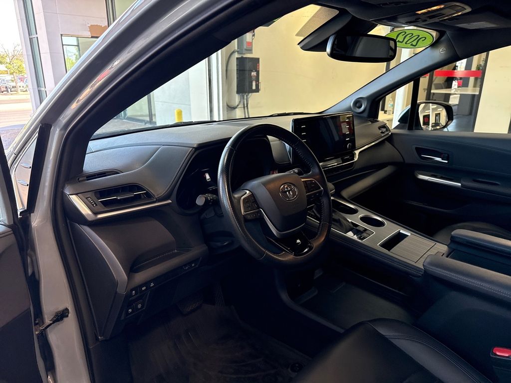 2022 Toyota Sienna XLE Woodland Edition photo 6