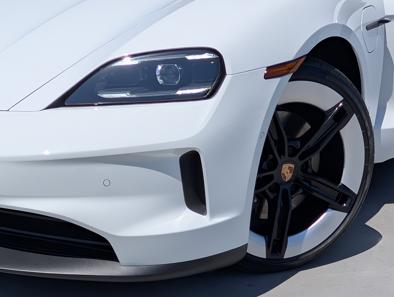2025 Porsche Taycan 4 photo 10