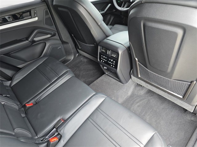 2025 Porsche Cayenne Base photo 10