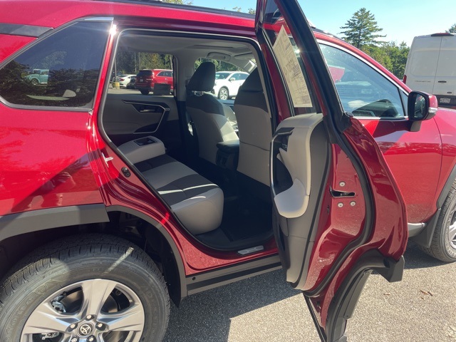 2025 Toyota RAV4 XLE photo 12