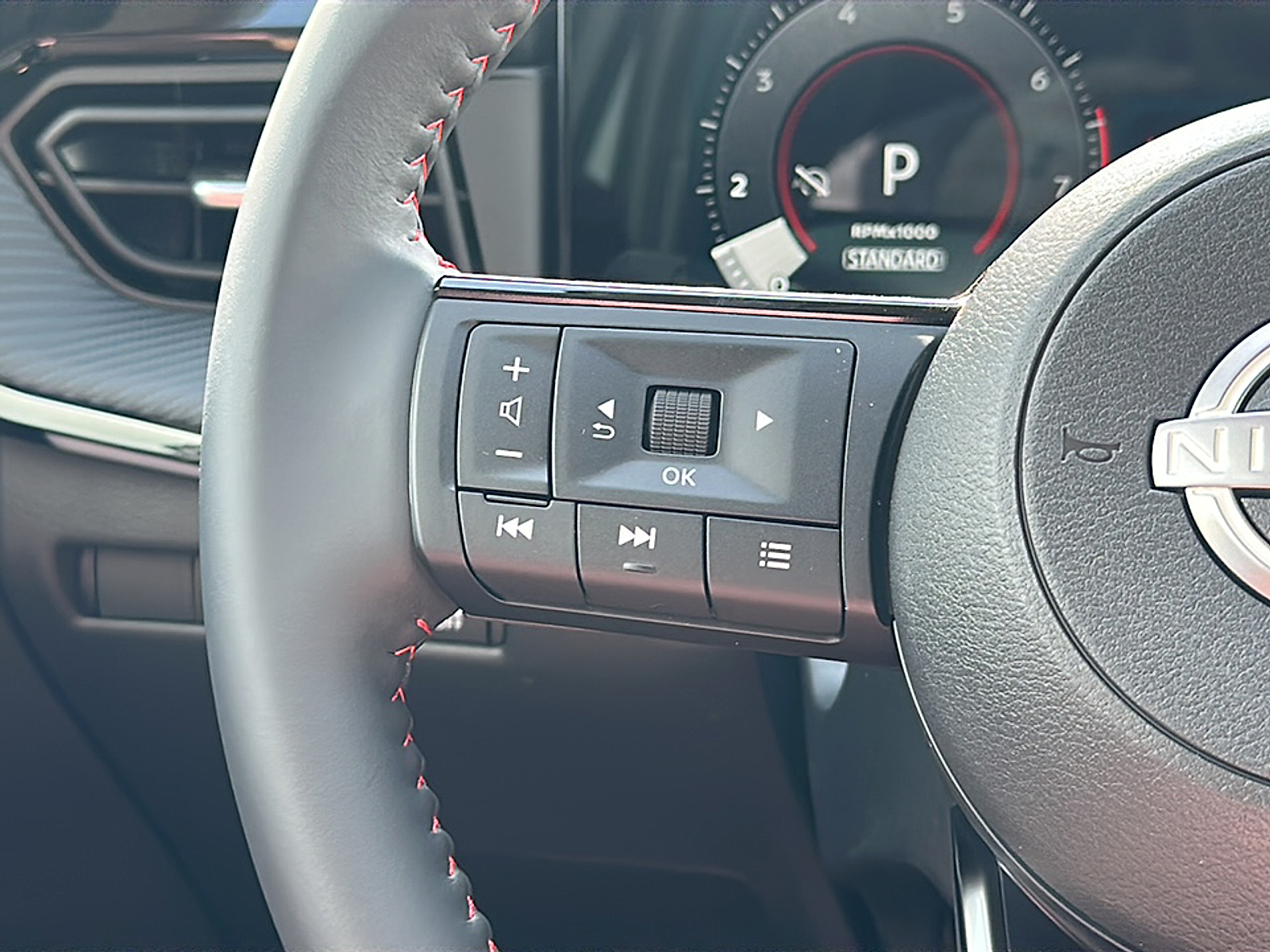 2025 Nissan Kicks SR photo 4