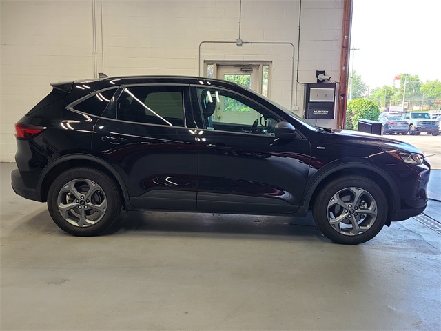 2025 Ford Escape ST-Line photo 4