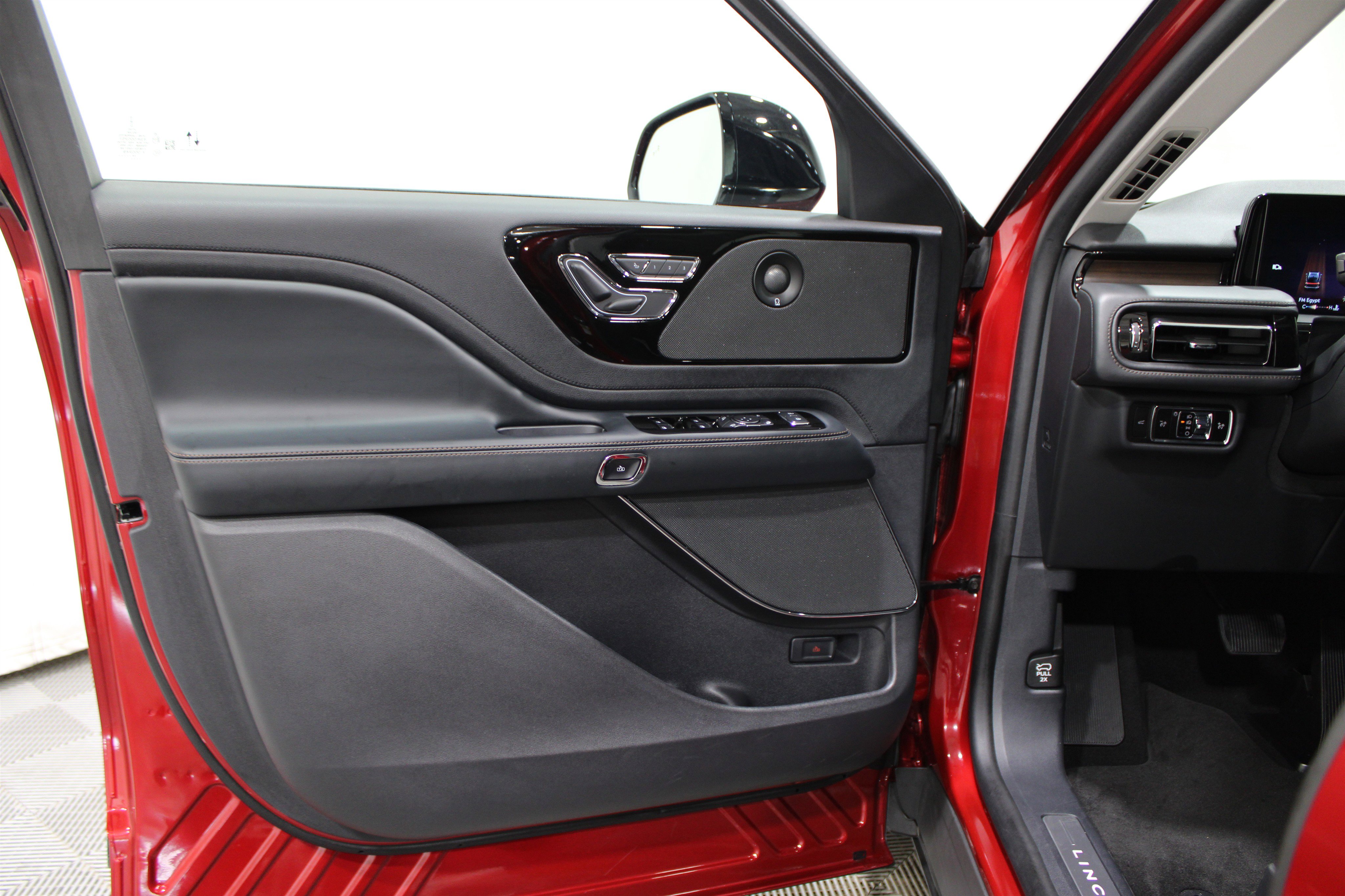 2025 Lincoln Aviator Reserve photo 2