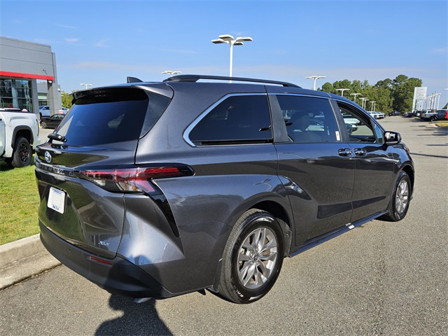 2025 Toyota Sienna XLE photo 14