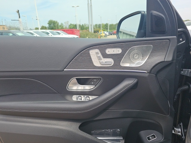 2026 Mercedes Benz GLS 450 4MATIC photo 16