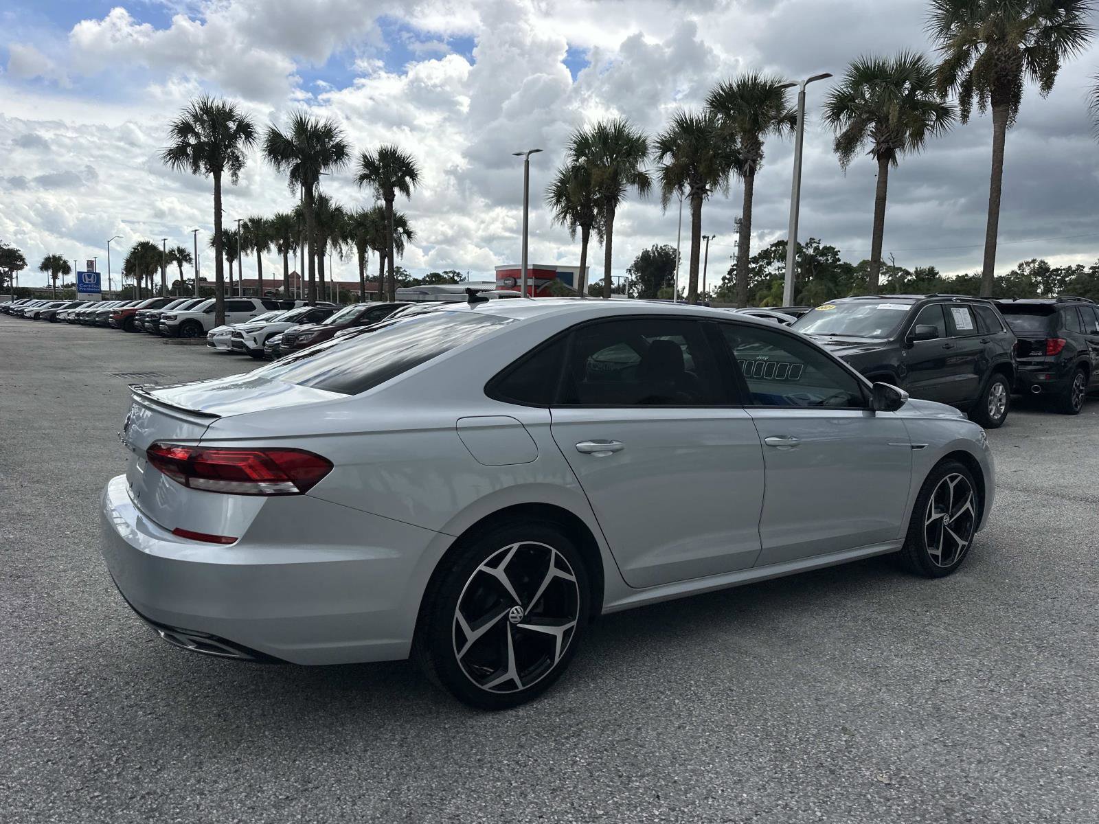 2020 Volkswagen Passat 2.0T R-Line photo 3