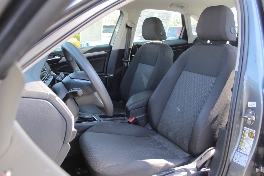 2021 Volkswagen Jetta SE R-Line photo 18