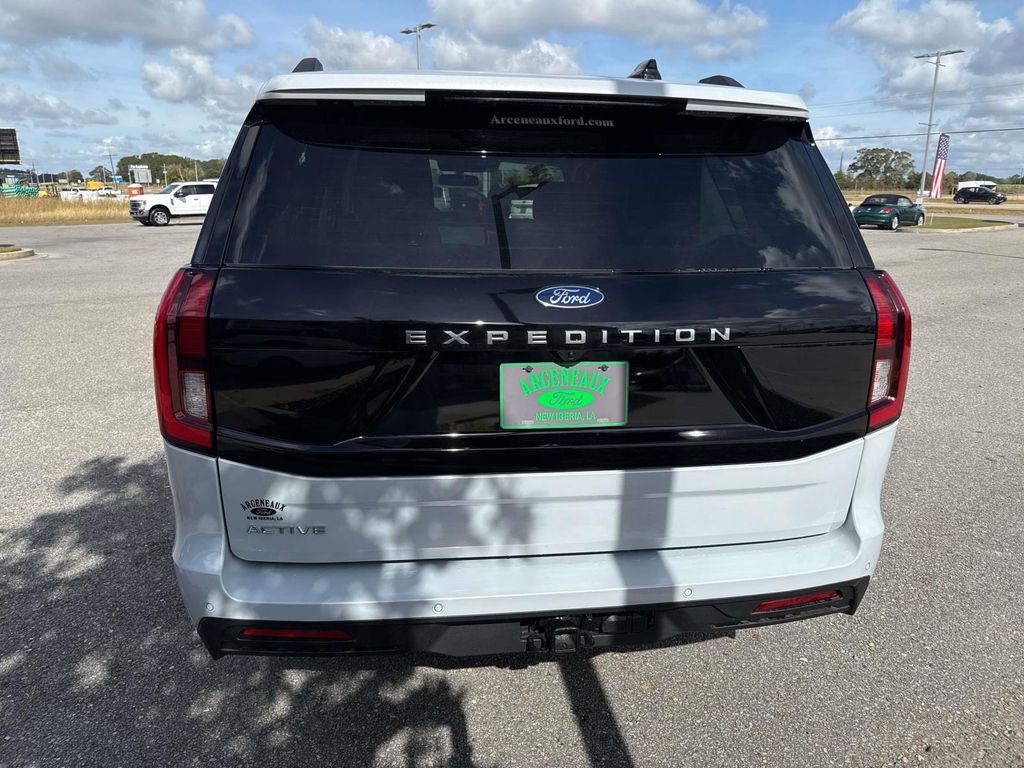 2025 Ford Expedition photo 3