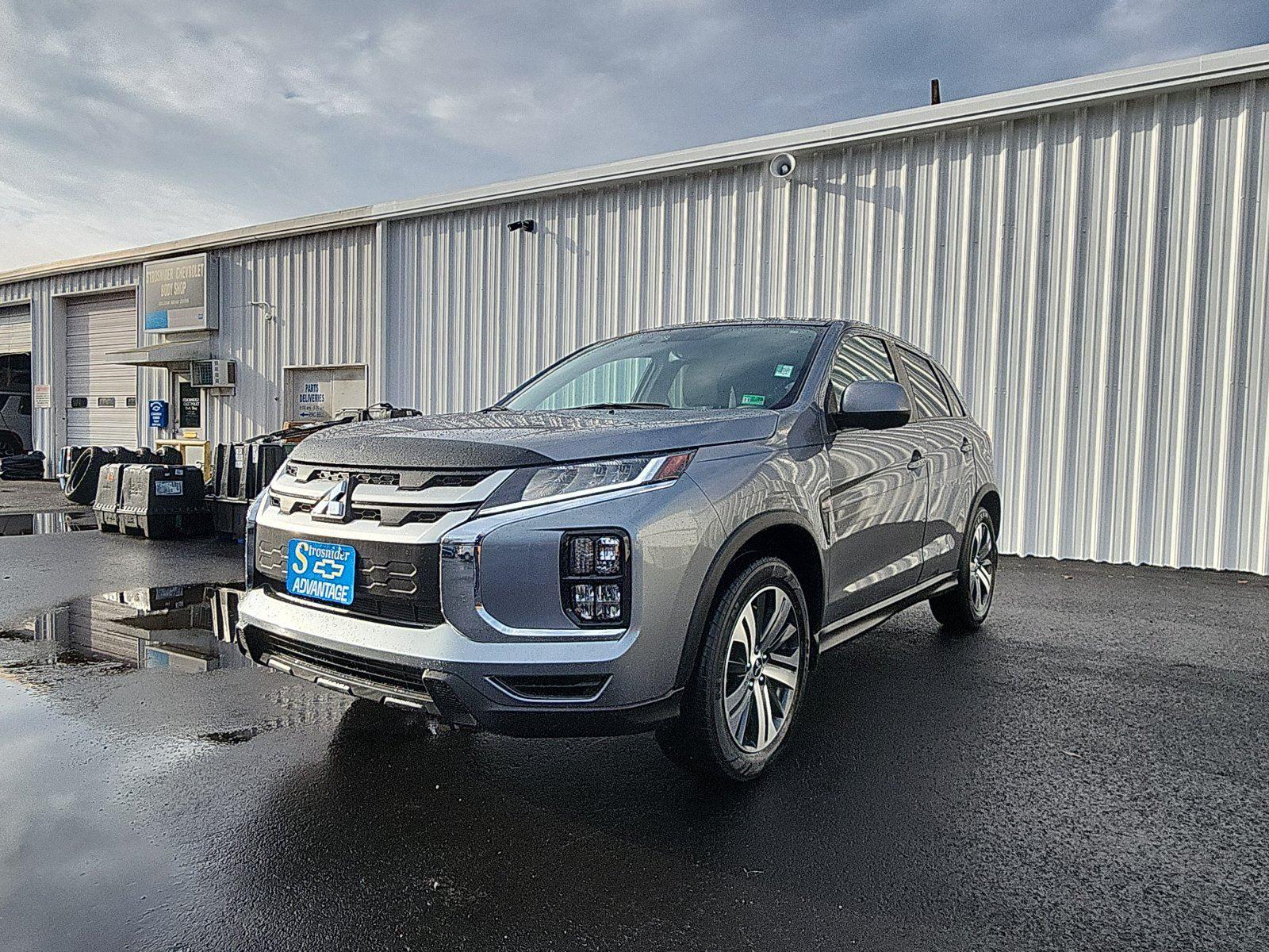 2023 Mitsubishi Outlander ES's photo