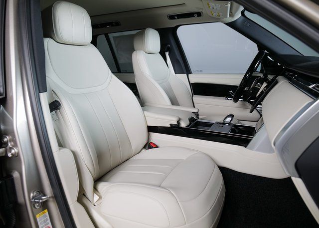 2025 Land Rover Range Rover SE photo 3